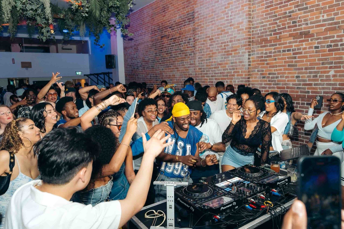 Live DJ sets poolside